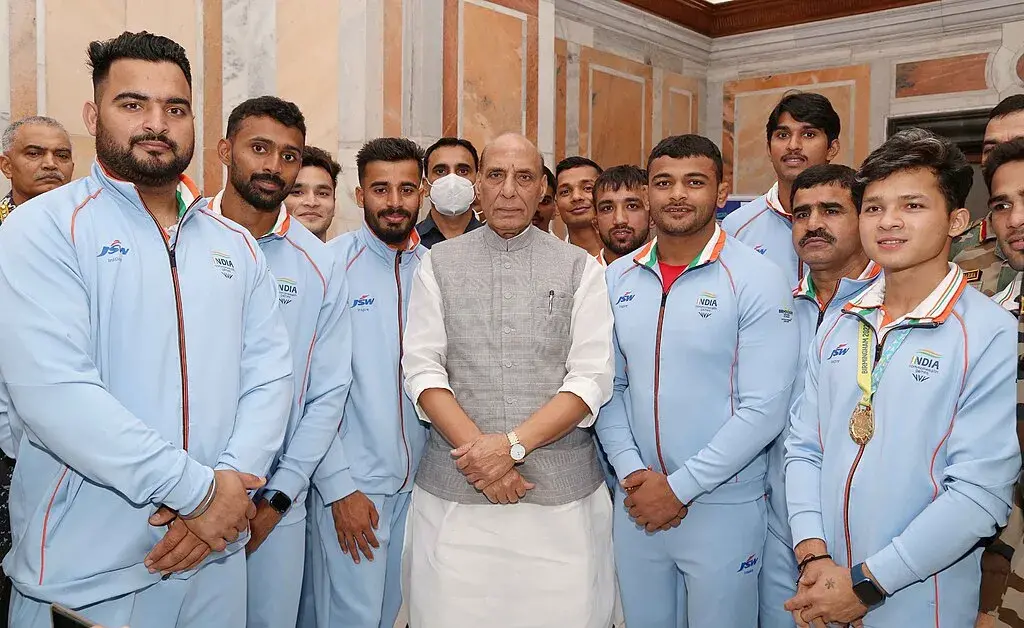 Rajnath Singh with soldiers, the minister who visited Kashmir