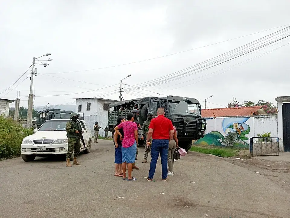 Ecuadorian military during the crisis that involves prison staff members held hostage