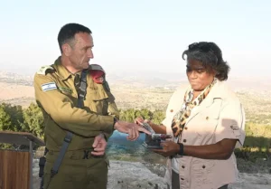 US UN ambassador, Linda Thomas-Greenfield, with an Israeli commander.