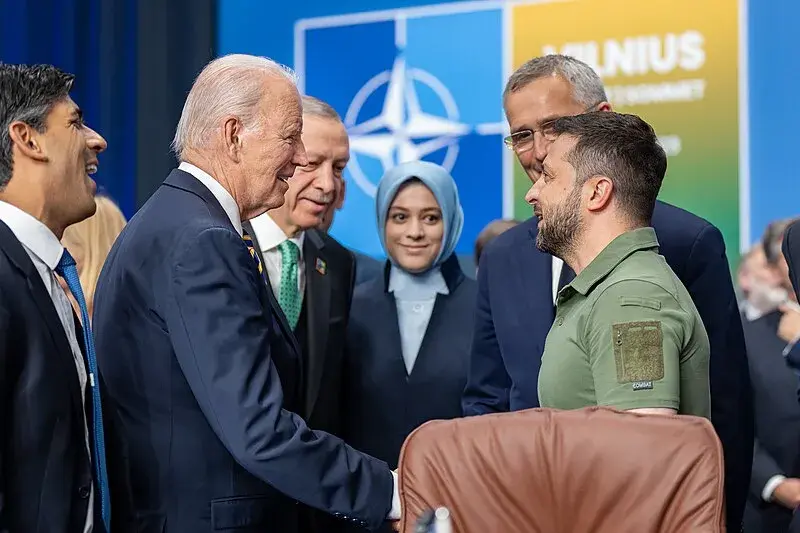 Joe Biden shaking the hands of Volodymyr Zelensky.