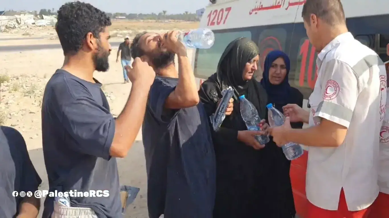 The freed Palestinian prisoners receiving aid from Palestinian Red Crescent.